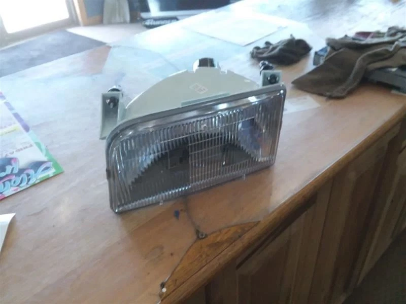 Driver Left Headlight From 8501 GVW Fits 92-97 FORD F250 PICKUP 1779932 - Image 1 of 1
