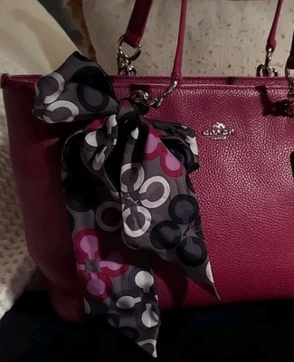 Bufanda ajustada de seda Coach Signature Optic C plomada gris negra con pedrería Foto 1 de 4