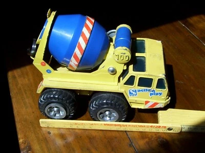 CAMION KRUPP con  BETONIERA CEMENTO Giocattolo vintage in robusto metallo giallo - Immagine 1 di 4