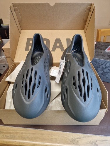 Yeezy Foam Runner nero UK 10 autentico nuovo con scatola