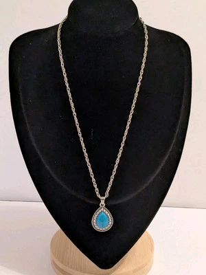 Collar colgante tono plata imitación turquesa (howlita). 18". 2" Ext. Foto 1 de 4
