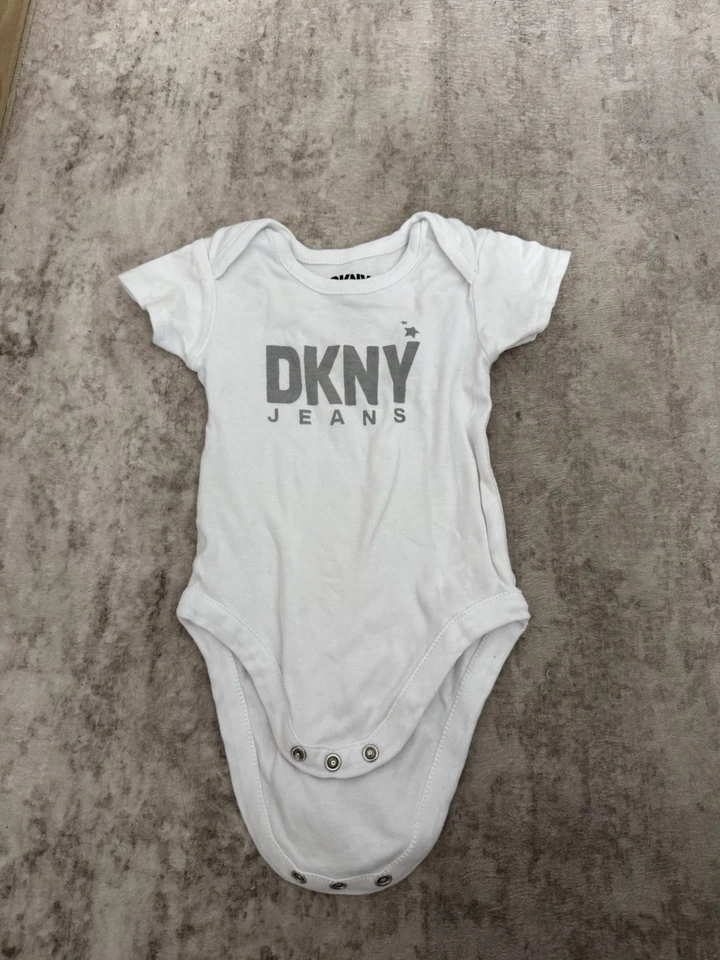 Body de bebé DKNY blanco vintage nunca usado - 6-9 meses 100 % algodón de una pieza Foto 1 de 4