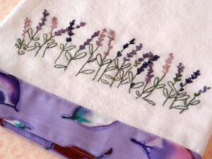 Serviette de cuisine motif broderie à la main lavande herbe fleurs sauvages jardin de campagne
