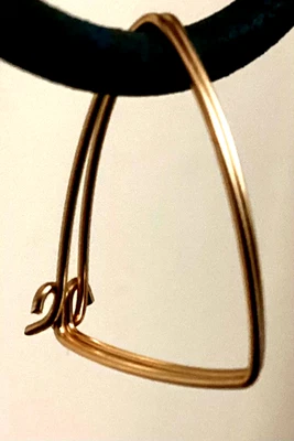 Brincos de ouro amarelo 14k. Argolas estilo livre em forma de V. Fino/feito à mão - Imagem 1 de 4