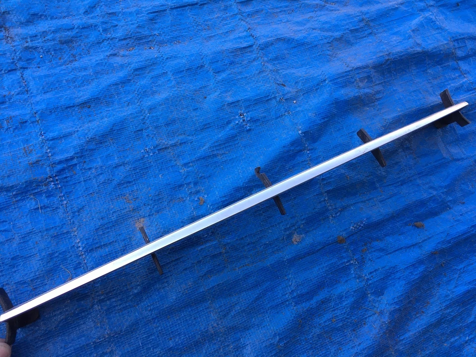 Grelha Saturn L SERIES OEM GRILL GM PRETA CROMADA L200 L300 200 300 INSERÇÃO FRONTAL - Imagem 1 de 1