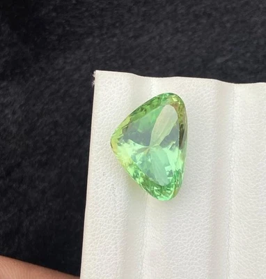 Piedra preciosa suelta en forma de pera kuncita calentada corte natural de 10,70 quilates de Afganistán Foto 1 de 4