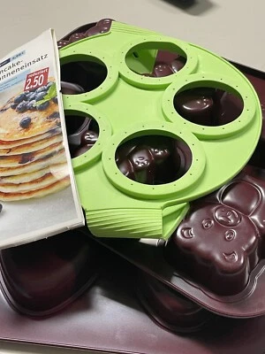 2 Backbleche je 6 Herzen und Bärchen + 1 Pancake Silikon Pfanneneinsatz, gebr. - Bild 1 von 4