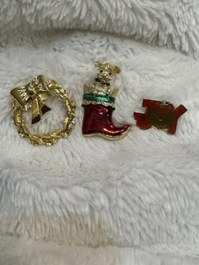 Vintage Gerry’s Hundestrumpf Weihnachten Emaille goldfarben Anstecknadel Brosche Kranz Freude Posten - Bild 1 von 5