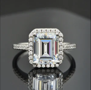 Anello Delicato 3,20Ct Taglio Smeraldo Bianco Moissanite Halo Fidanzamento Oro Bianco 14K - Foto 1 di 6