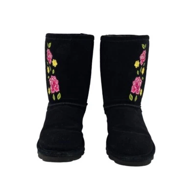 Bearpaw Botas de Gamuza Negras con Bordado Floral Rosa y Amarillo para Mujer Talla 7 Foto 1 de 4