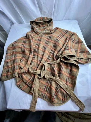 Женская лапка с капюшоном и пуговицами для добавления отверстий для рук - Изображение 1 из 4