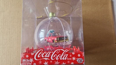 M2 Machines Chase esclusivo ornamento Coca Cola 1974 Chevy Stepside Truck (ET) - Immagine 1 di 4