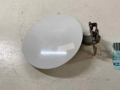 2000 - 2006 GMC Yukon Olympic White 50U Fuel Tank Door Foto 1 de 4