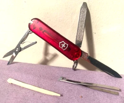 Navaja de Bolsillo Victorinox Swiss Army Multiherramienta Clásica SD Rubí Translúcido-Excelente Foto 1 de 4