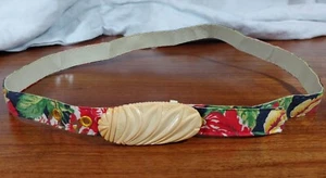 Vintage tropischer Blumenstoff 1940er Jahre? Skinny Gürtel verstellbare geschnitzte Schnalle aus Bakelit - Bild 1 von 8