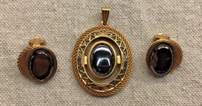 Juego de colgantes y pendientes vintage tono dorado ónix negro Foto 1 de 4