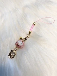 2025 Japan Lucky Cat Pink Phone Char Cat Charm Bell Pendants Thousands Gold Tag - Foto 1 di 3