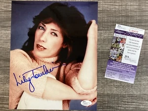 (SSG) Foto rara firmada por LILY TOMLIN 8X10 a color "Grace and Frankie" con certificado de autenticidad JSA - Imagen 1 de 5