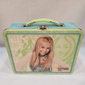 Fiambrera Hannah Montana de metal de hojalata 2006 tapa en relieve con figura de Hannah. - Imagen 1 de 12