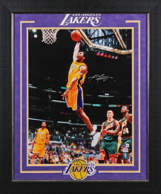Foto firmada por Kobe Bryant de los Lakers 16x20 enmarcada Dunking Vs Sonics BAS #AD64067 Foto 1 de 3