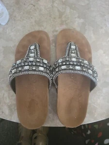 Sandalias Naughty Monkey 7.5 Cuero Plano Estrás Plateado Negro USADO UNA VEZ - Imagen 1 de 3