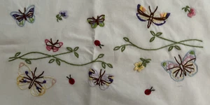 Vintage Paar/Standard Kissenbezüge handbestickt mit Schmetterlingen nie benutzt - Bild 1 von 5