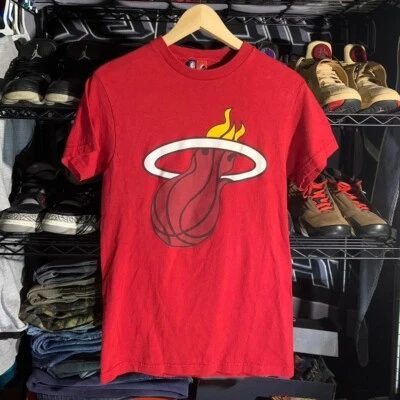 Y2K Miami Heat James Lebron NBA #6 Majestic red t-Shirt Size Small - Image 1 of 4