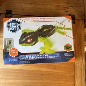 HEX BOTS Wall Crawler Gecko - Remote Control Lizard with LED Eyes Climbs Walls - Picture 1 of 7