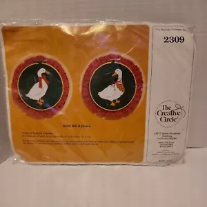 Kit ricamo cerchio creativo bavaglino fiocchi 2 cerchi oche anatre oche vintage 1984 #2309 - Foto 1 di 2