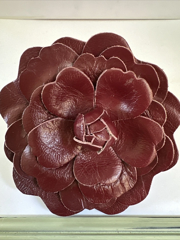 Precioso Broche Flor Cuero Marrón COACH Hecho en Italia Foto 1 de 4