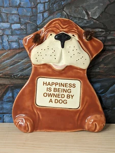 Placa Bull Dog Montaña Humeante Cerámica Colgante Felicidad Está siendo propiedad 1994 Pug - Imagen 1 de 7