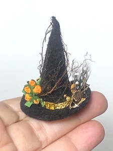 Sombrero de bruja familiar de hadas aterradoras artesanales centro de mesa flores 1:12 casa de muñecas único en su clase - Imagen 1 de 16