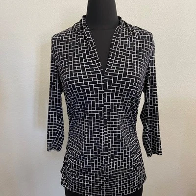 Blusa Vince Camuto estampa geométrica manga 3/4 preta branca tamanho P franzida - Imagem 1 de 4