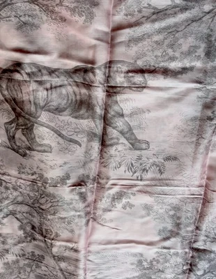 ¡NUEVO CON ETIQUETAS! Bufanda/Chal/Envoltura Dior Toile De Jouy Voyage. Rosa.  Talla 62inx48in XL Foto 1 de 4