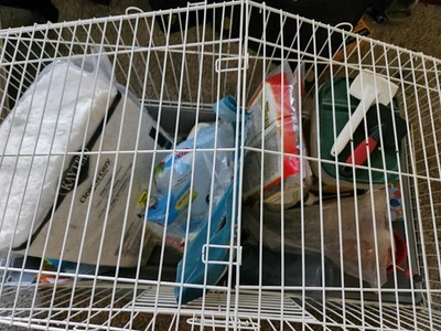 Gaiola para porquinhos-da-índia com itens iniciais sortidos para porquinhos-da-índia com acessórios incluídos - Imagem 1 de 2