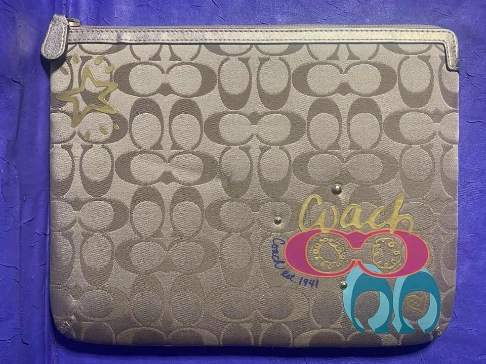Funda para Tablet Coach Firma iPad Funda con Cremallera Apliques de Amapola Margarita Caqui Marrón Foto 1 de 4