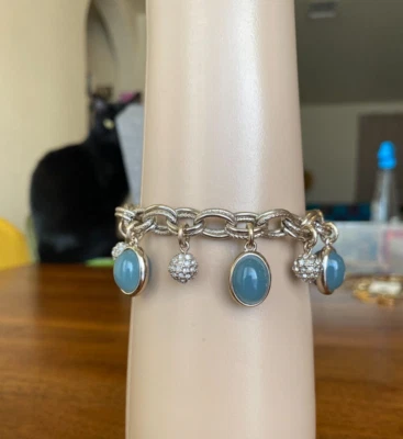 Pulsera Ann Taylor cadena de plata y dijes colgantes cabujones azules nueva con etiquetas Foto 1 de 4