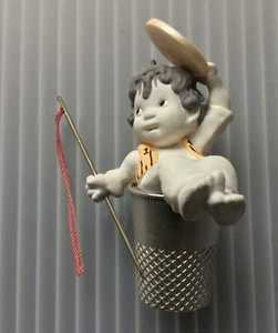 SEWING THIMBLE ANGEL 1998 HALLMARK CARDS - Picture 1 of 3