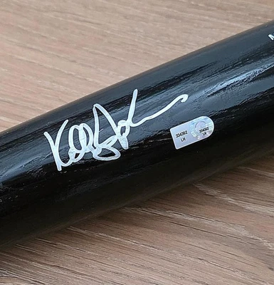 Bate de béisbol autografiado tamaño completo firmado por Kelly Johnson Mizuno Foto 1 de 3
