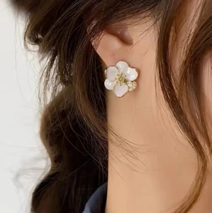Cream Enamel Faux Diamond Flower Stud Pierced Earrings - Picture 1 of 2
