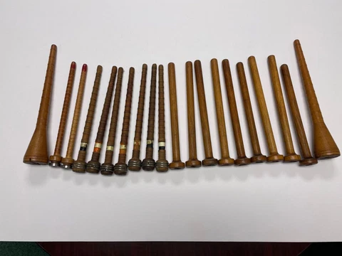 Lot of 20 Antique Wood Spindle Bobbins Thread Lace Weaving Textile Nice Patina Cover