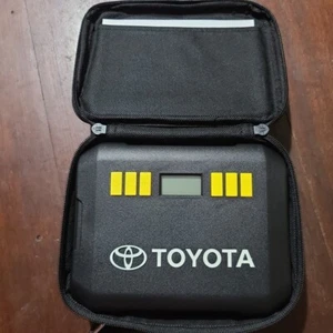 Mini compresor de aire portátil genuino Toyota DC 12V bomba rueda infiltrado neumático  - Imagen 1 de 7