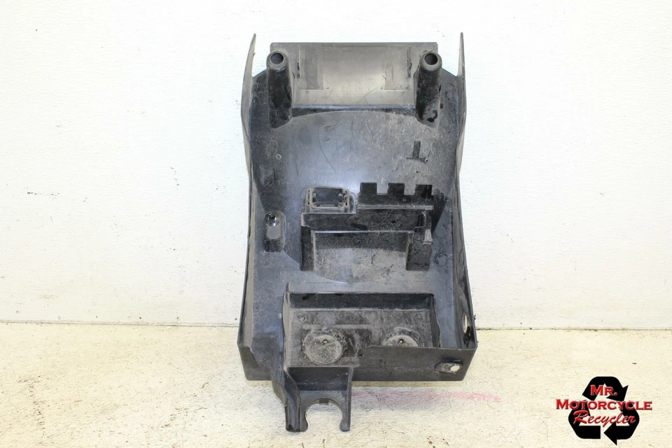 2004 KAWASAKI NINJA ZX6R 原始设备制造商后尾尾电池托盘塑料 C59D — 第 1/4 张图片