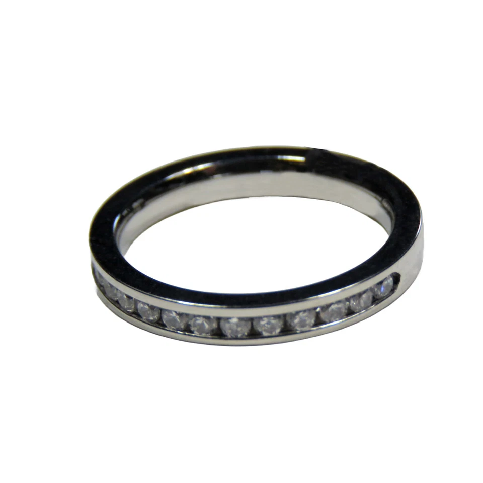 Anel feminino fino de aço inoxidável polido com detalhes CZ - Imagem 1 de 3