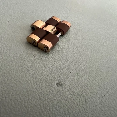 Dos eslabones cortos de goma Renato oro rosa y marrón oscuro Foto 1 de 4