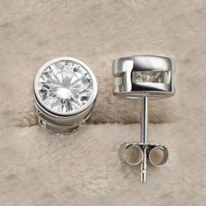 Pendiente redondo con bisel de halo de moissanita de 1,80 TCW enchapado en oro blanco de 14 K - Imagen 1 de 10