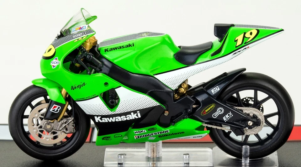 Kawasaki ZXR-R Olivier Jacque 2005 Scala 1:24 Modellino Classe MotoGP Numero 19 - Immagine 1 di 4