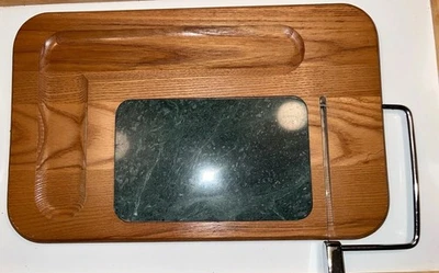 Bandeja de corte de queijo vintage verde mármore e madeira de carvalho Cornwall, com cortador, EUA - Imagem 1 de 4