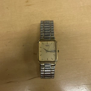 Reloj Seiko Tank Hombre 28mm Esfera Champagne Tono Dorado Fecha Día 7n33-5028 Batería Nueva - Imagen 1 de 4