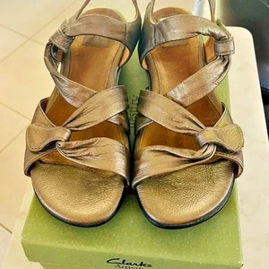 SANDALIAS CLARKS ARTESANALES MUJER CUERO PELTRE METALIZADO CONFORT TIRAS -TALLA 9.5 - Imagen 1 de 7